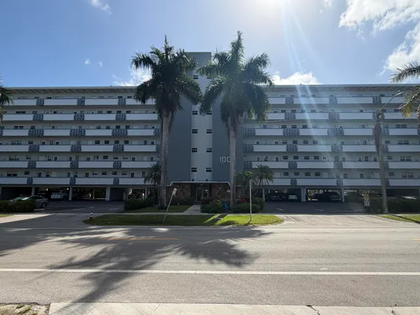 $1,700 | 1000 Northeast 14th Avenue, Unit 304, Hallandale Beach, FL 33009