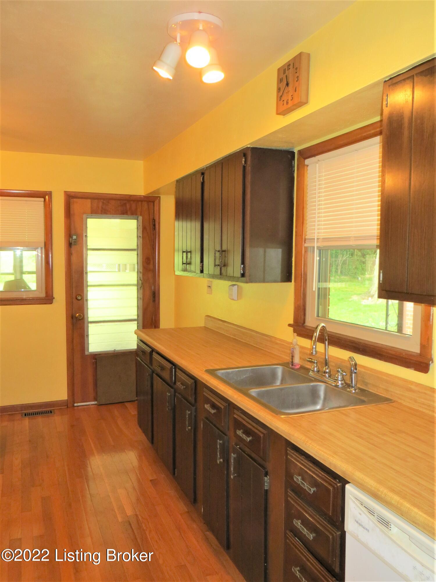 1711 Nightingale Road Louisville, KY 40213 - Photo 10 of 37 Clean kitchen and ready for some good old home cooking