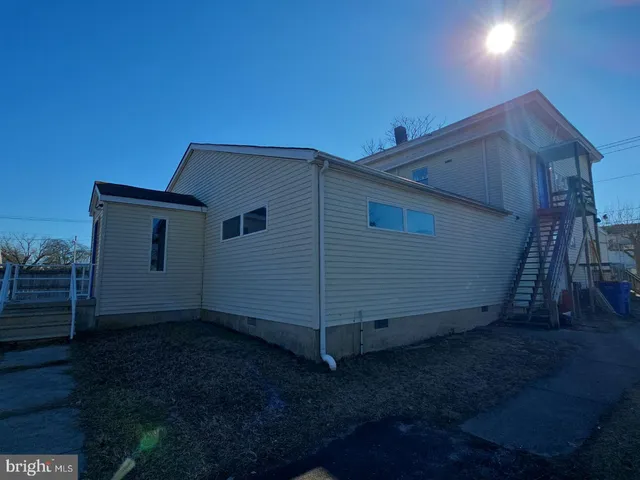 a view of empty room with window