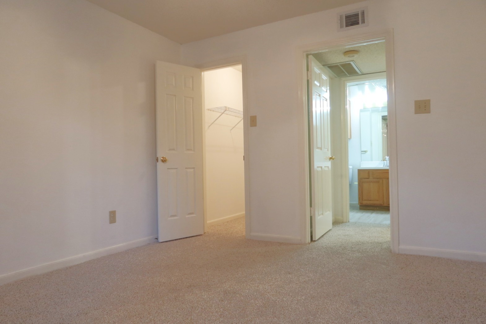 1311 Antoine Drive, Unit 251 Houston, TX 77055 - Photo 23 of 30 a view of an empty room with a bathroom