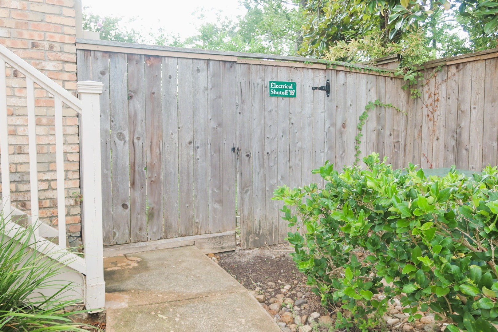 1311 Antoine Drive, Unit 251 Houston, TX 77055 - Photo 29 of 30 a view of a wooden fence