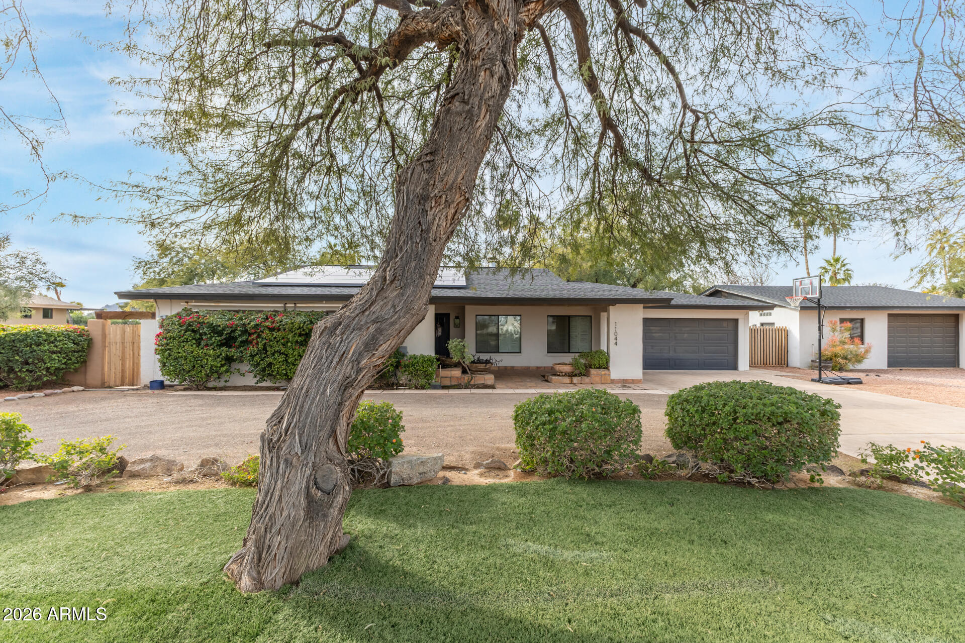 11044 North 36th Street Phoenix, AZ 85028 - Photo 3 of 62 a front view of a house with garden