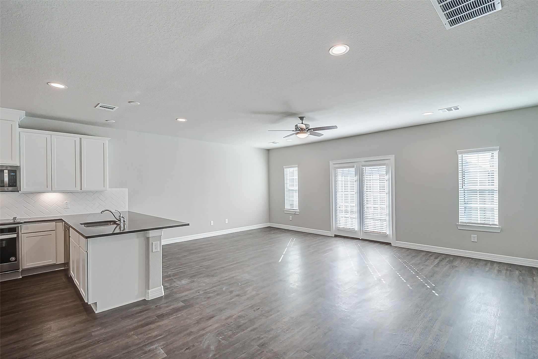 11014 Cres Light Way Houston, TX 77043 - Photo 4 of 10 an empty room with wooden floor and windows