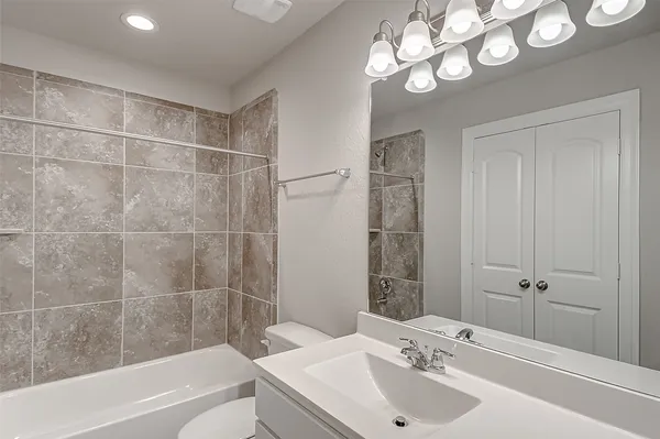 $2,800 | 11014 Cres Light Way, Houston, TX 77043