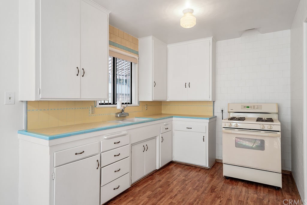 1025 La Cadena Avenue Arcadia, CA 91007 - Photo 12 of 43 Kitchen includes stove and is clean and bright.
