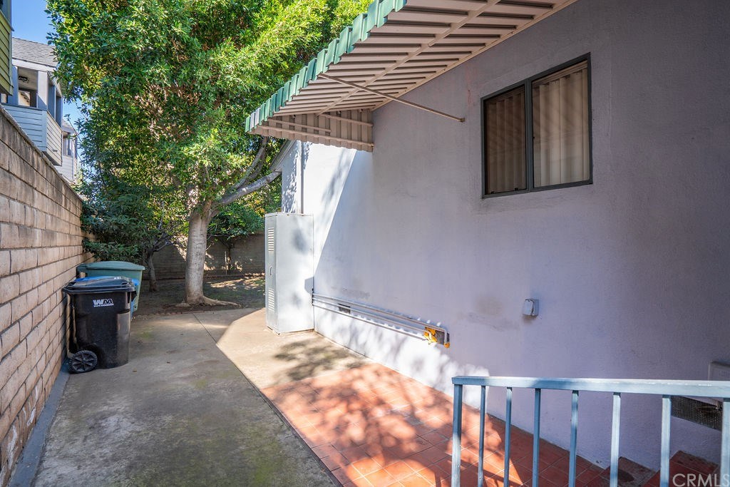 1025 La Cadena Avenue Arcadia, CA 91007 - Photo 22 of 43 Side yard of unit 1.