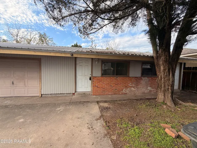 $1,400 | 155 Duperier Avenue, New Iberia, LA 70563