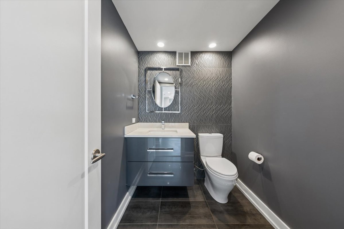 100 East Huron Street, Unit 3901 Chicago, IL 60611 - Photo 23 of 27