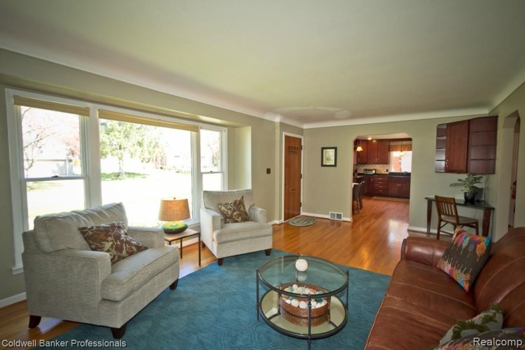 2825 Trafford Road Royal Oak, MI 48073 - Photo 6 of 35 Incredible Living Areas.jpg