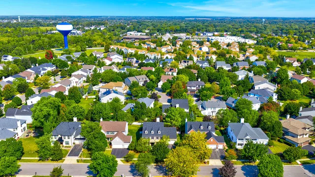 $575,000 | 1491 Greystone Drive, Gurnee, IL 60031