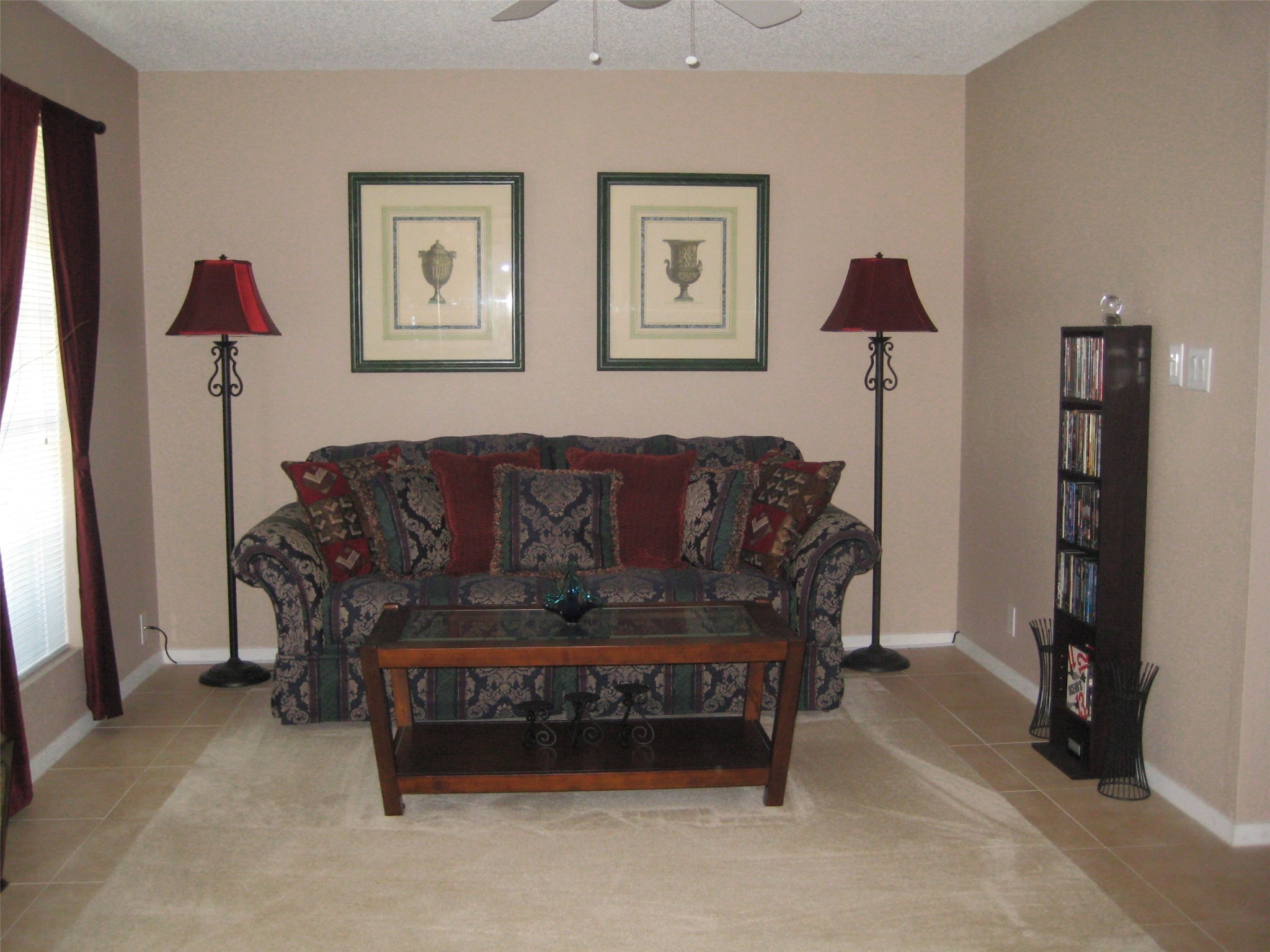 11002 Hammerly Boulevard, Unit 200 Houston, TX 77043 - Photo 4 of 17 a living room with furniture and a lamp