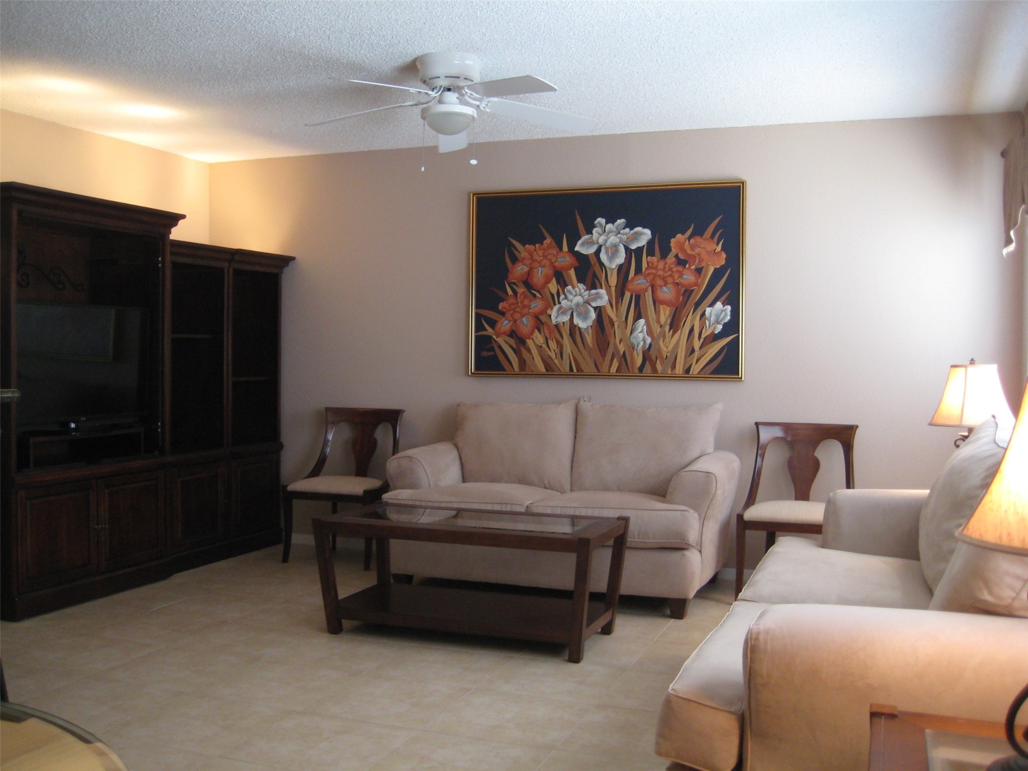 11002 Hammerly Boulevard, Unit 200 Houston, TX 77043 - Photo 5 of 17 a living room with furniture a ceiling fan and a rug