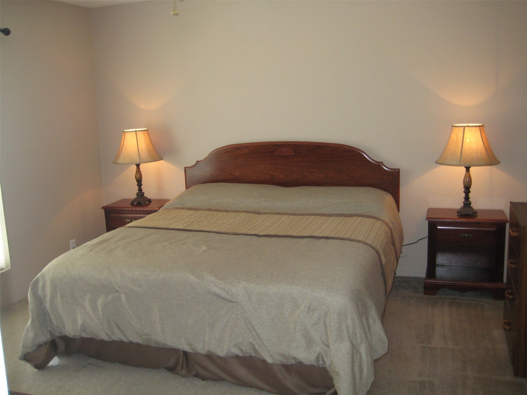 11002 Hammerly Boulevard, Unit 200 Houston, TX 77043 - Photo 8 of 17 a bedroom with a bed and a lamp