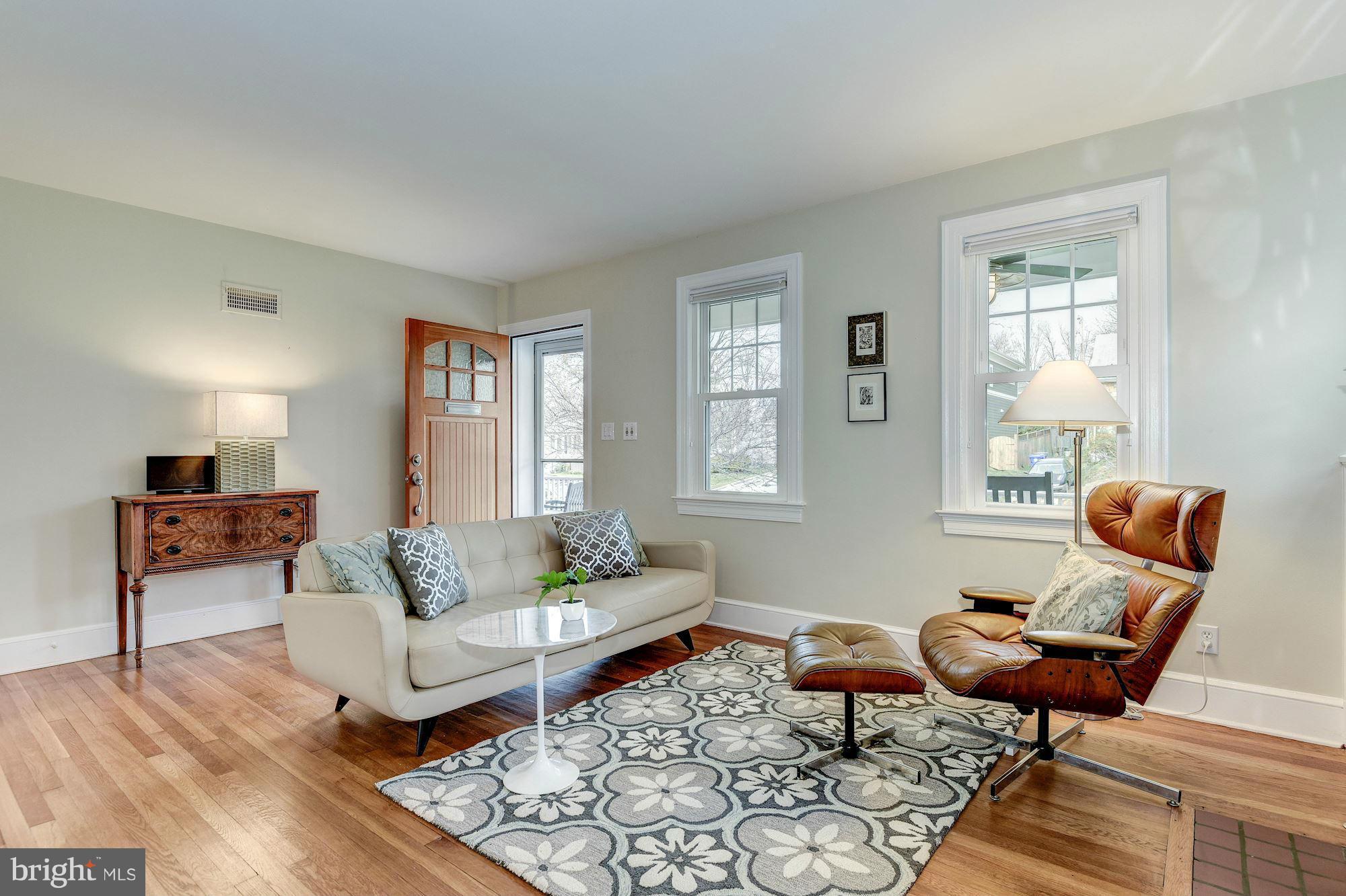 4828 16th Road North Arlington, VA 22207 - Photo 6 of 30 Living Room