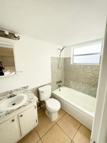 $1,950 | 961 Northwest 45th Street, Unit 1, Deerfield Beach, FL 33064