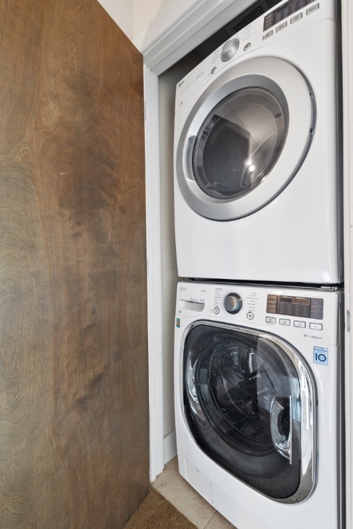 1101 Grove Boulevard, Unit 206 Austin, TX 78741 - Photo 7 of 23 a utility room with dryer and washer