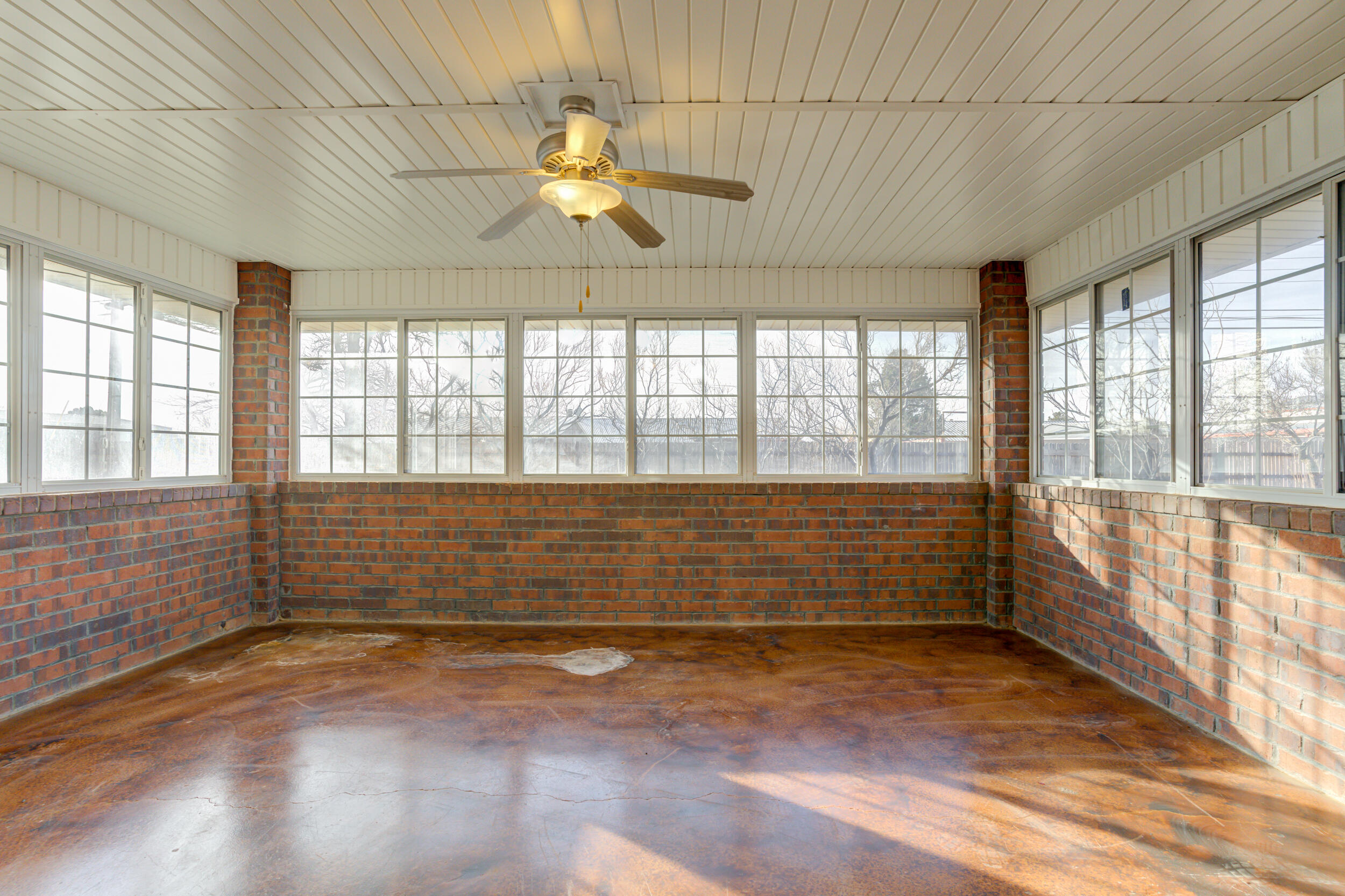 801 19th Street Seagraves, TX 79359 - Photo 10 of 24 en empty room with windows