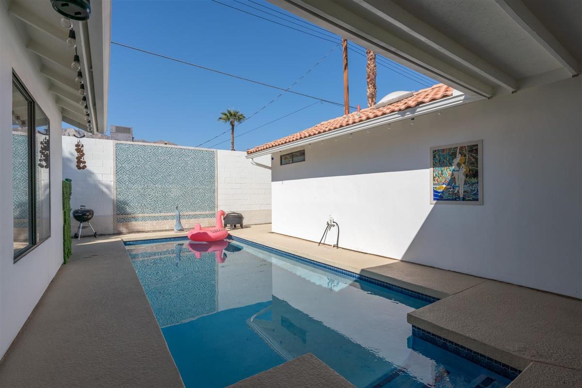 52695 Avenida Bermudas La Quinta, CA 92253 - Photo 14 of 49 a living room with furniture