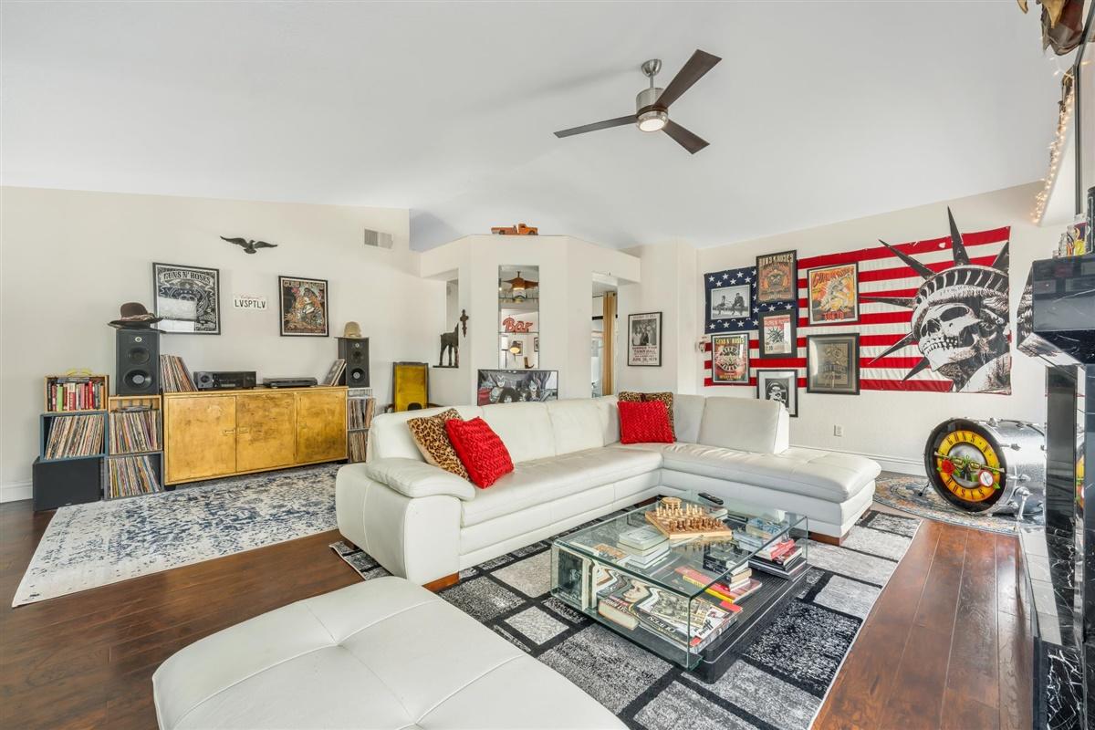 52695 Avenida Bermudas La Quinta, CA 92253 - Photo 23 of 49 a living room with furniture and a rug