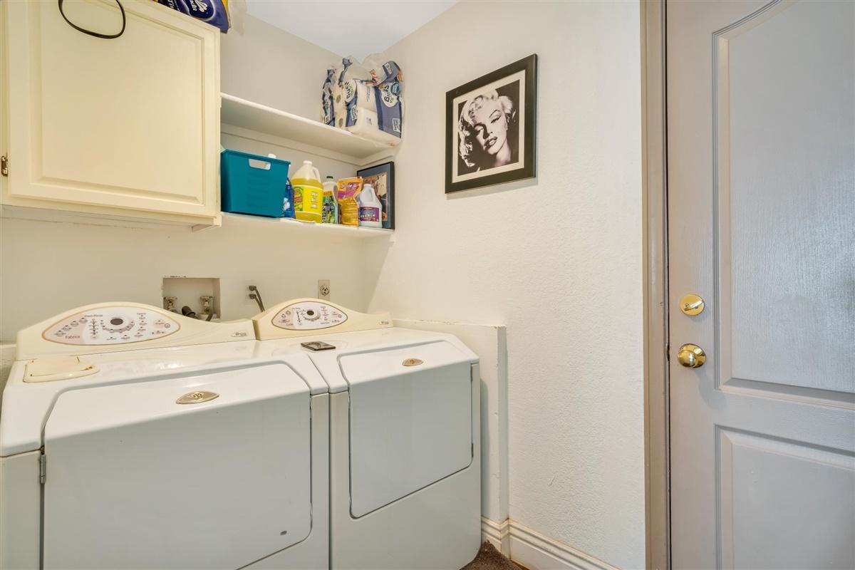 52695 Avenida Bermudas La Quinta, CA 92253 - Photo 38 of 49 a utility room with dryer and washer
