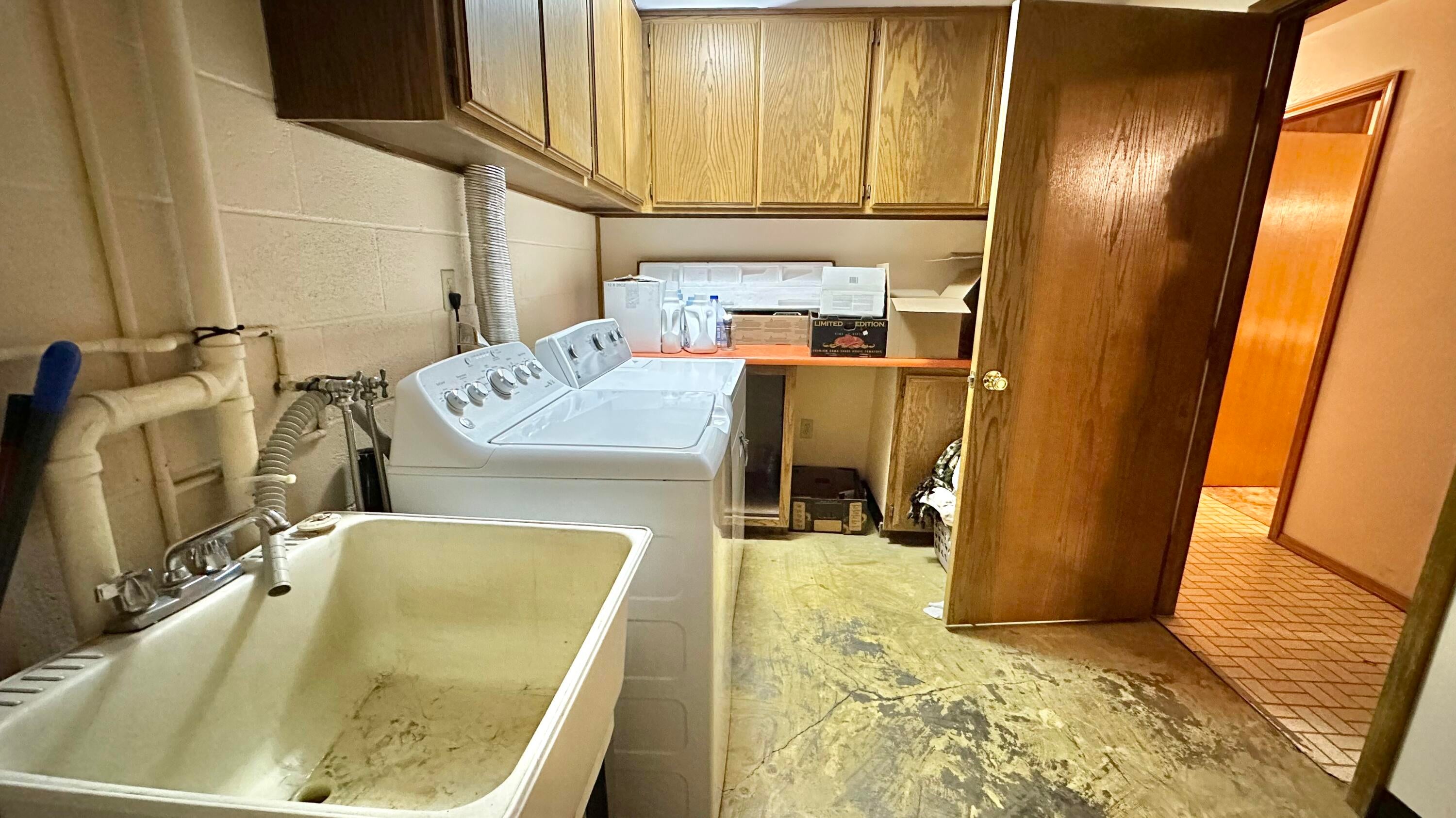15400 Elk Creek Road Trail, OR 97541 - Photo 21 of 31 Laundry Room