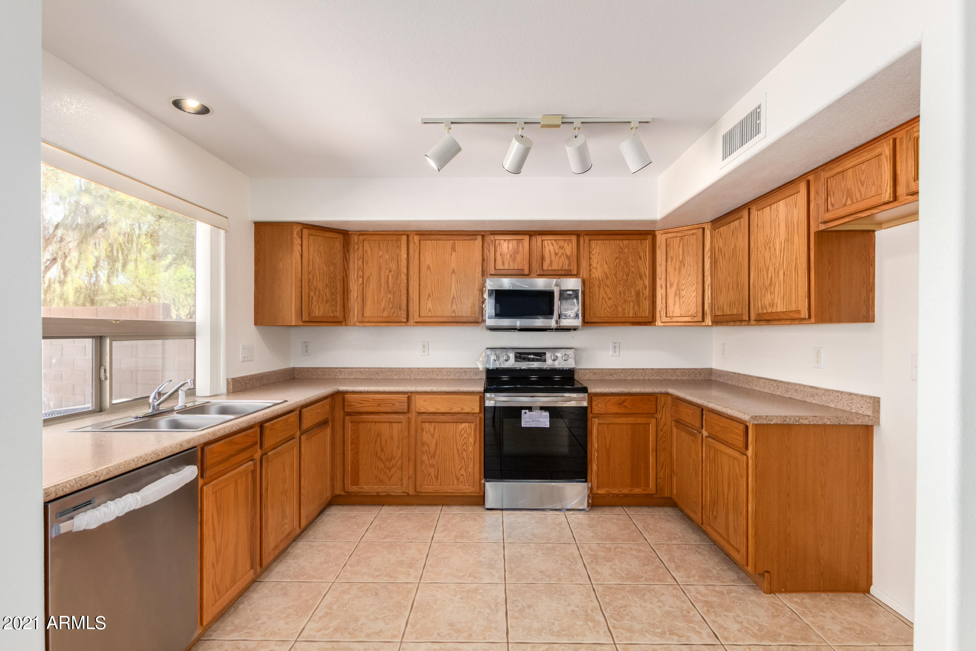 2514 West Red Fox Road Phoenix, AZ 85085 - Photo 8 of 34 0007-RedFox-7