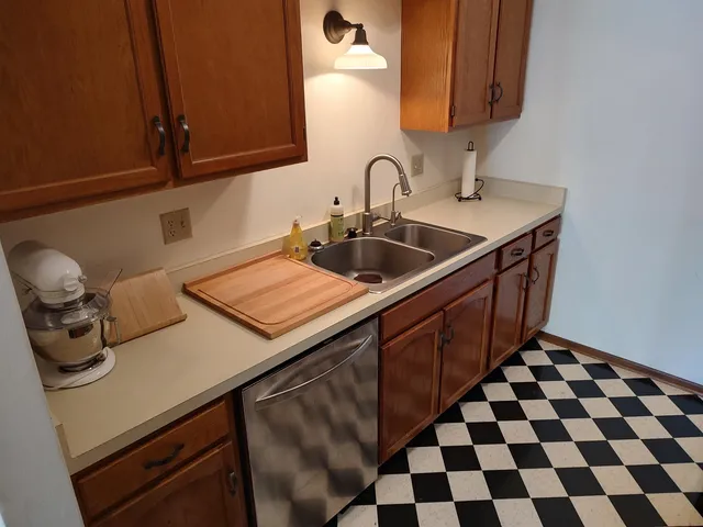 $179,900 | 4669 High Point Drive, Unit 56, Rockford, IL 61114