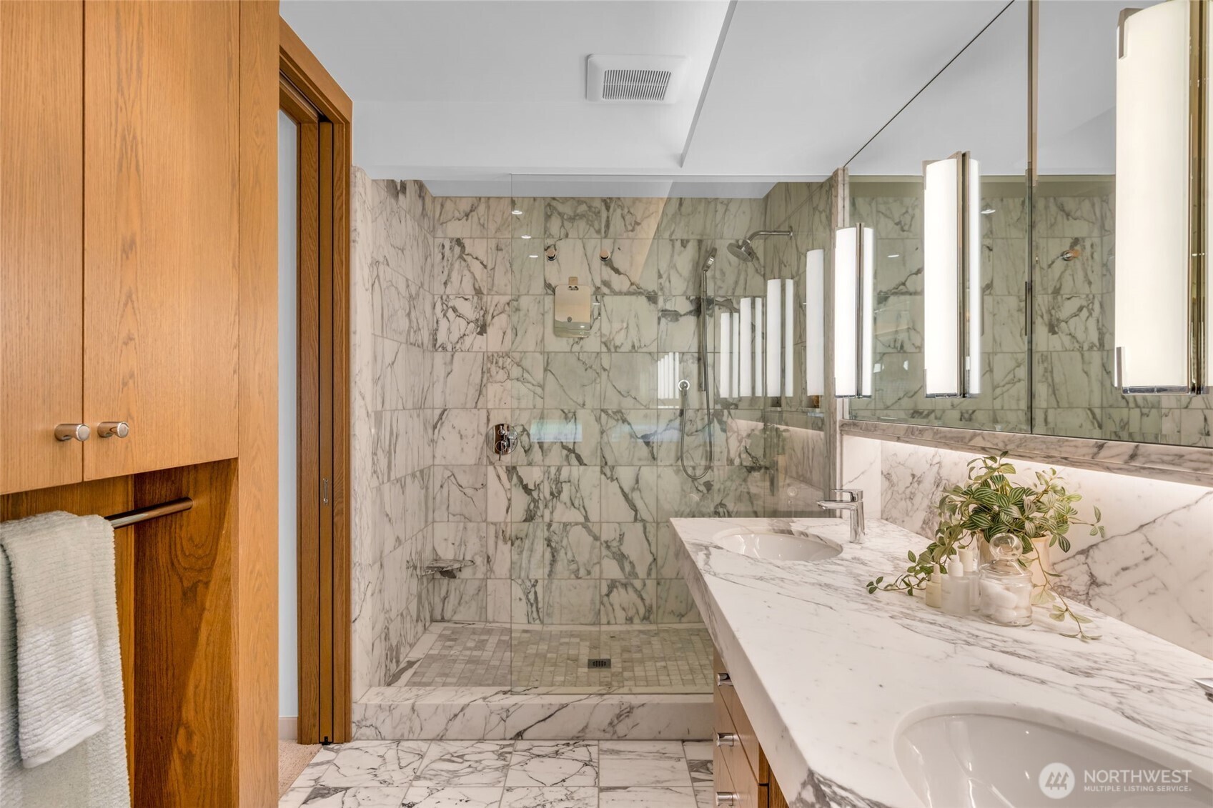 6437 Hampton Road South Seattle, WA 98118 - Photo 29 of 39 a bathroom with a bathtub and shower