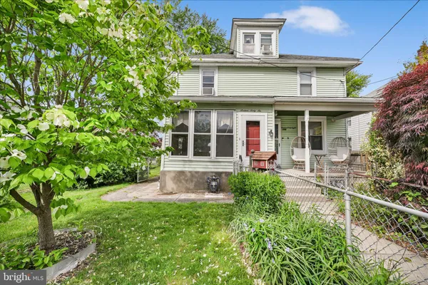 a view of house with yard