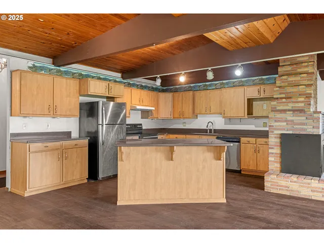 $965,000 | 53874 Fishtrap Road, Myrtle Point, OR 97458