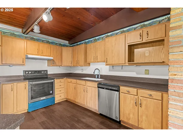 $965,000 | 53874 Fishtrap Road, Myrtle Point, OR 97458