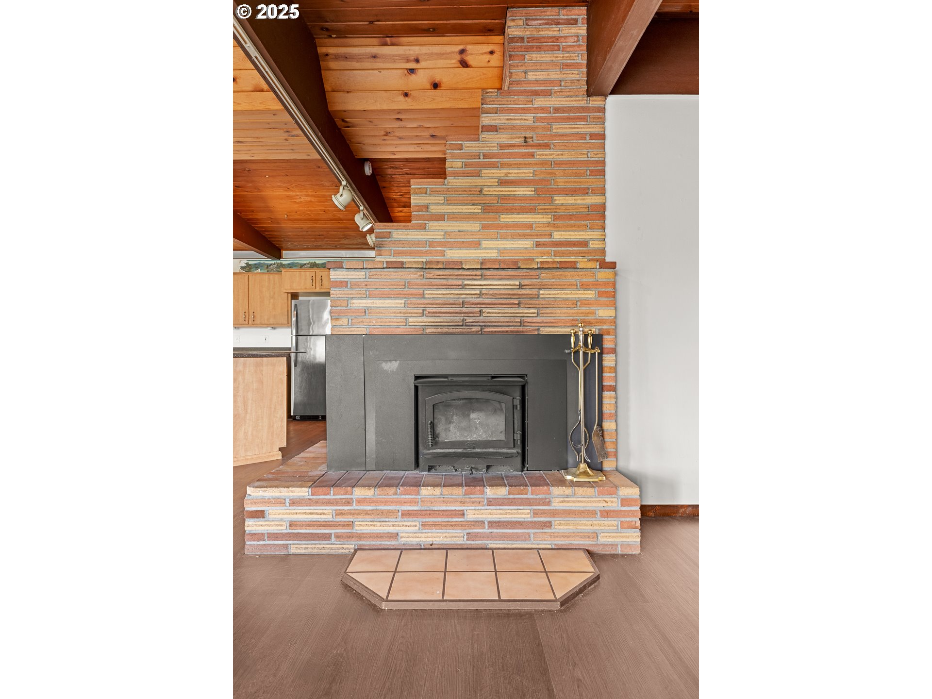 53874 Fishtrap Road Myrtle Point, OR 97458 - Photo 22 of 48 a living room with a fireplace