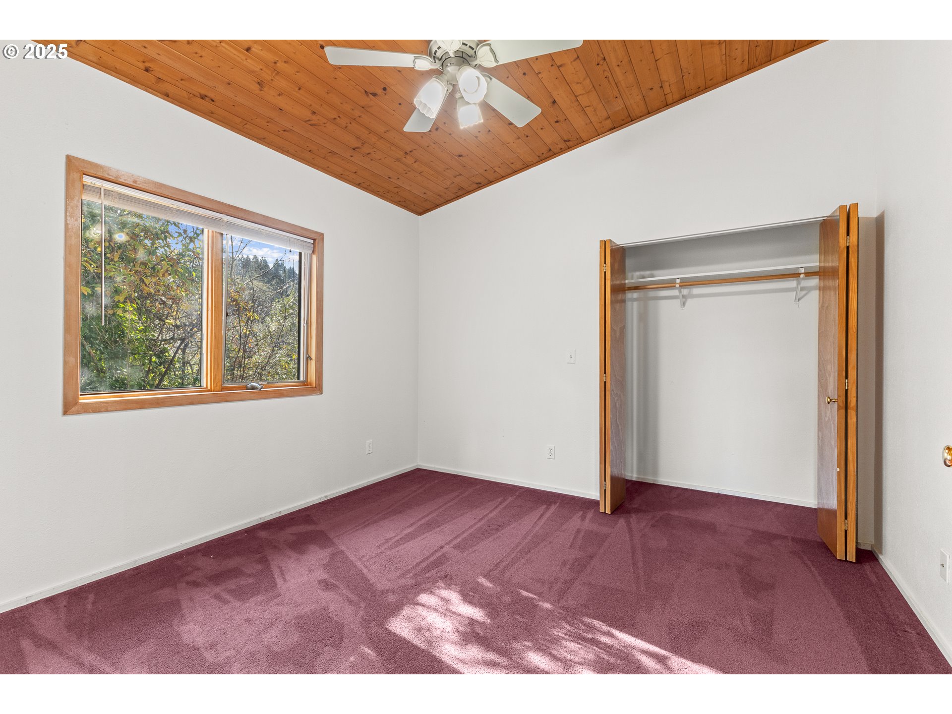 53874 Fishtrap Road Myrtle Point, OR 97458 - Photo 27 of 48 an empty room with fan and windows