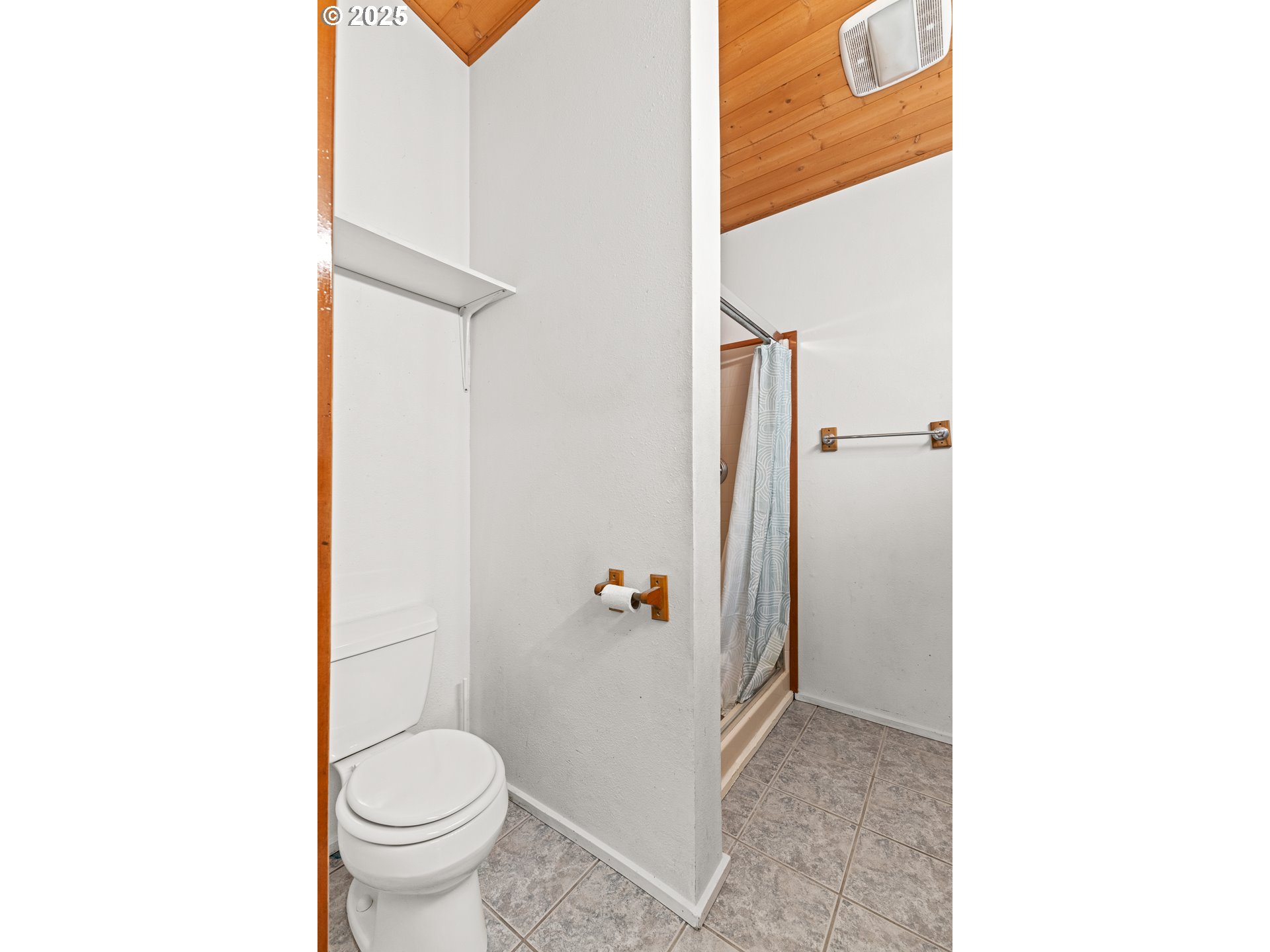 53874 Fishtrap Road Myrtle Point, OR 97458 - Photo 31 of 48 a bathroom with a toilet and a shower