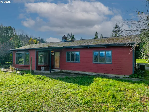 a view of a house with backyard and sitting area