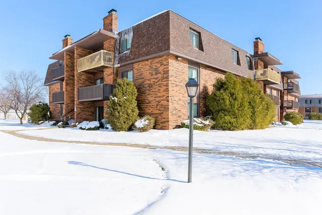$1,750 | 2049 Porte Deleau Court, Unit 101, Highland, IN 46322