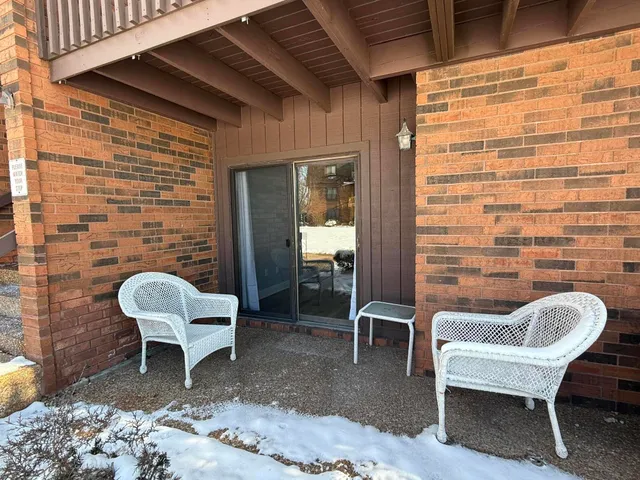$1,750 | 2049 Porte Deleau Court, Unit 101, Highland, IN 46322