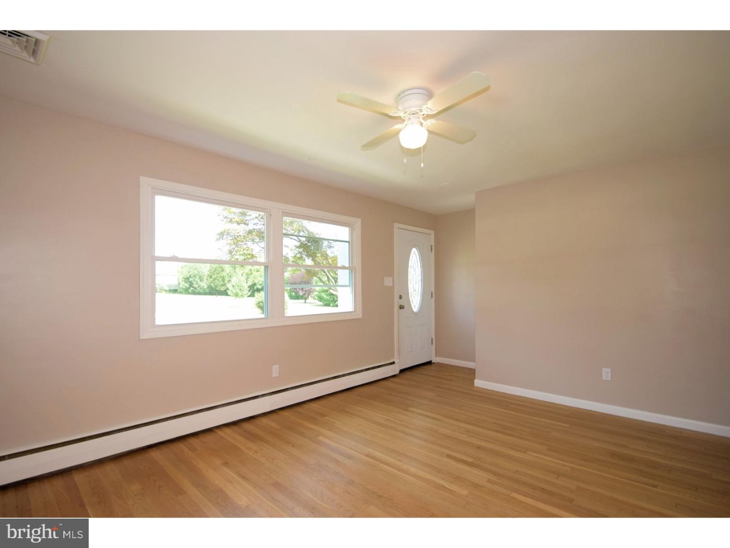 901 Spring City Road Phoenixville, PA 19460 - Photo 3 of 25 Living Room