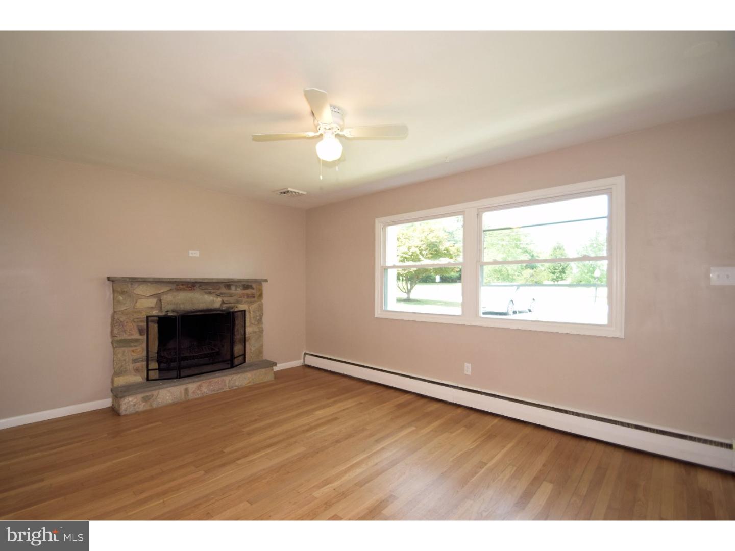 901 Spring City Road Phoenixville, PA 19460 - Photo 4 of 25 Living Room