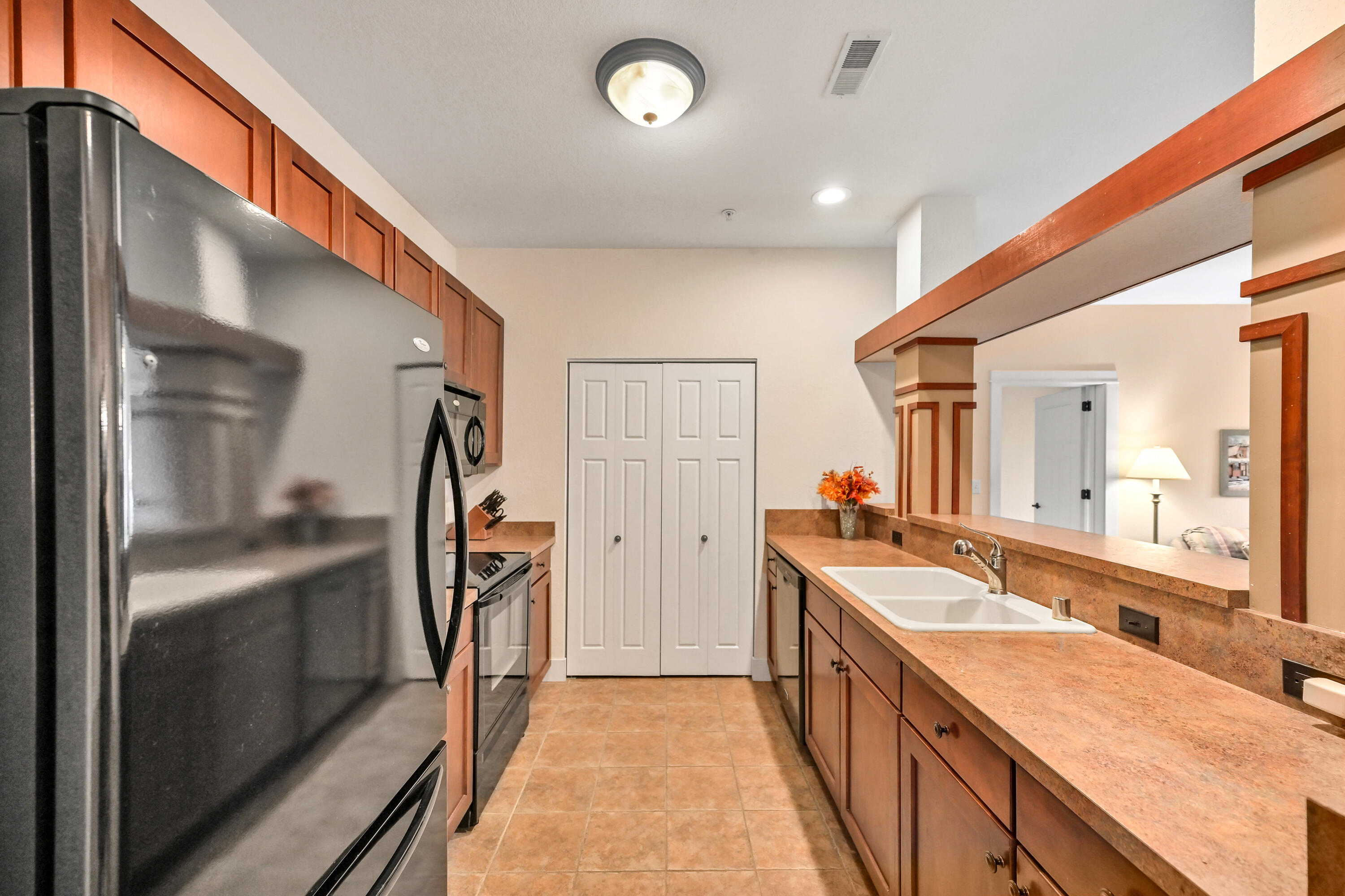 15295 West Library Lane, Unit 110 New Berlin, WI 53151 - Photo 20 of 35 kitchen