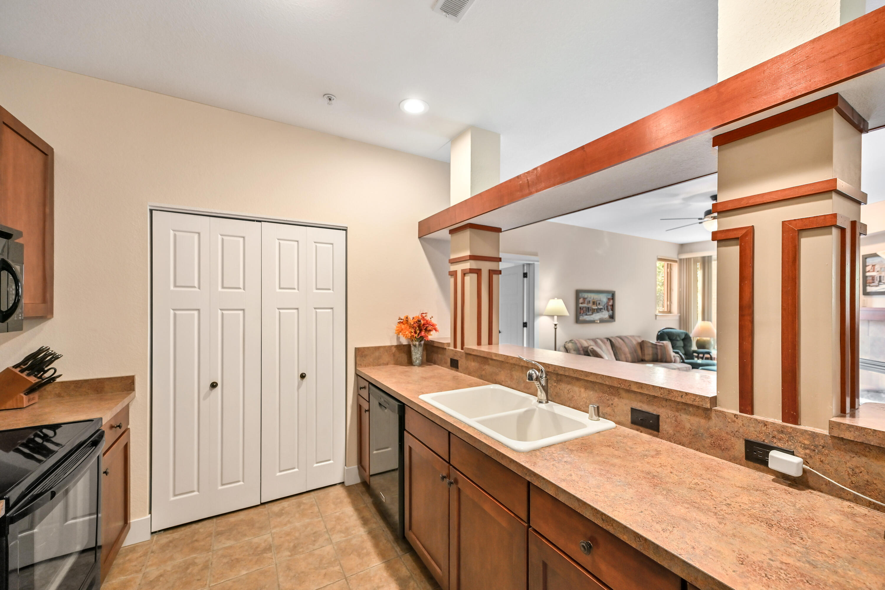 15295 West Library Lane, Unit 110 New Berlin, WI 53151 - Photo 8 of 35 kitchen