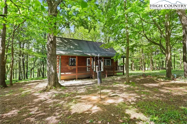 a view of a back yard