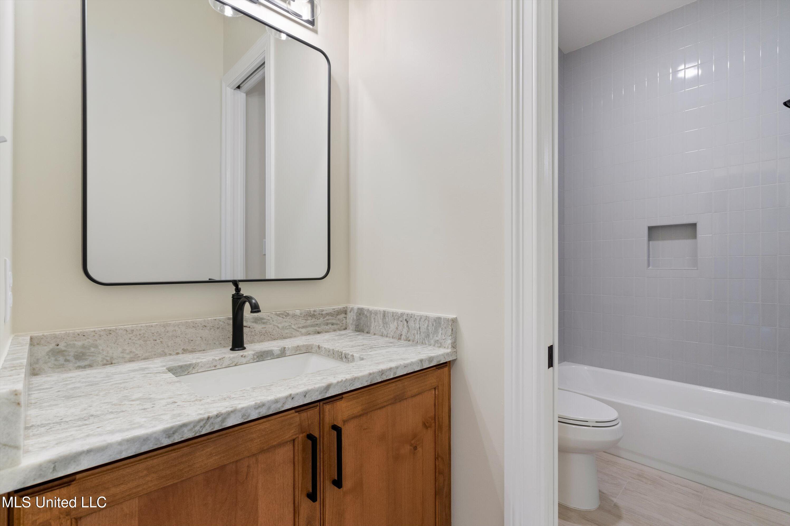 1571 Kimber Cove Hernando, MS 38632 - Photo 28 of 38 Jack and Jill Bathroom a