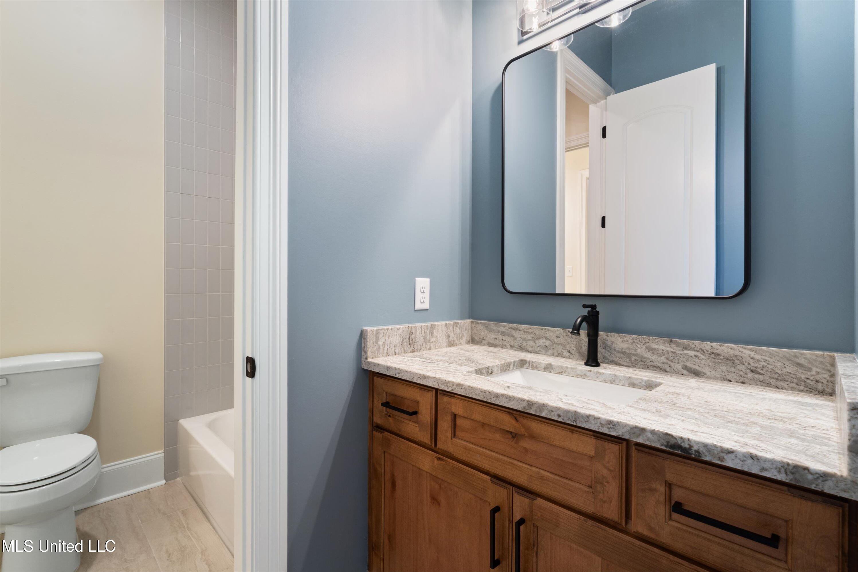 1571 Kimber Cove Hernando, MS 38632 - Photo 30 of 38 Jack and Jill Bathroom c