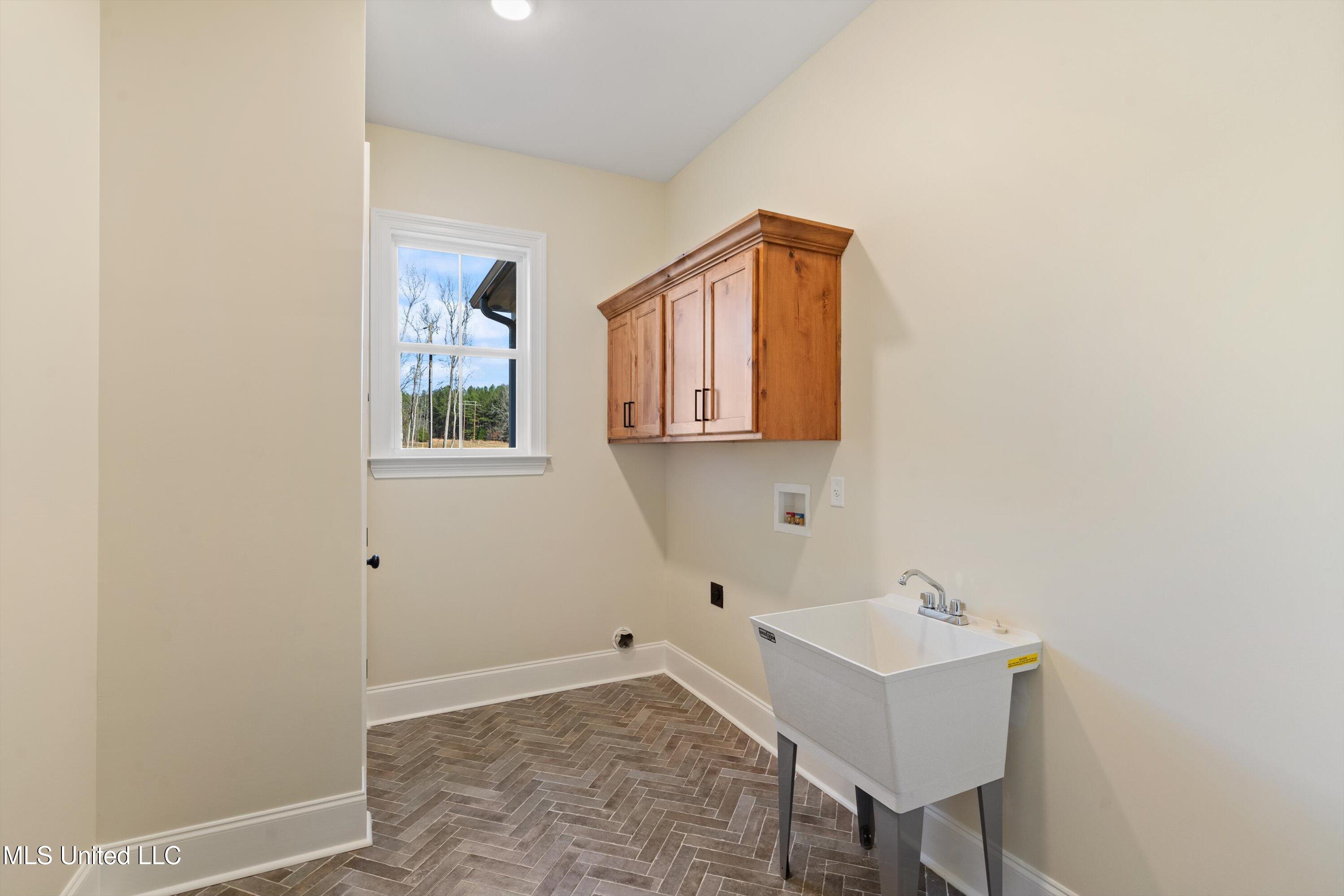 1571 Kimber Cove Hernando, MS 38632 - Photo 31 of 38 Laundry Room