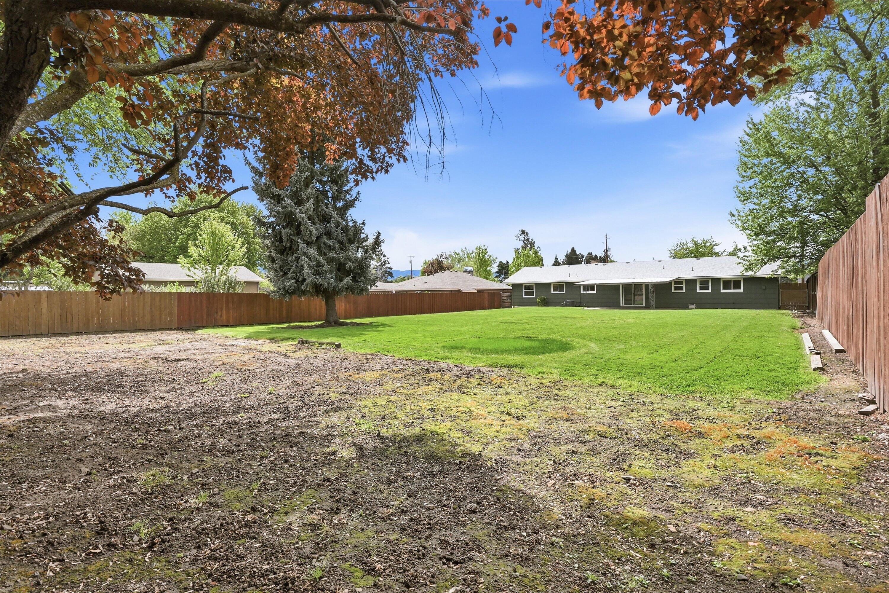 689 South Modoc Avenue Medford, OR 97504 - Photo 34 of 47 Backyard