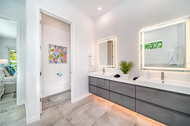 $2,590,000 | 2585 Clematis Street, Sarasota, FL 34239