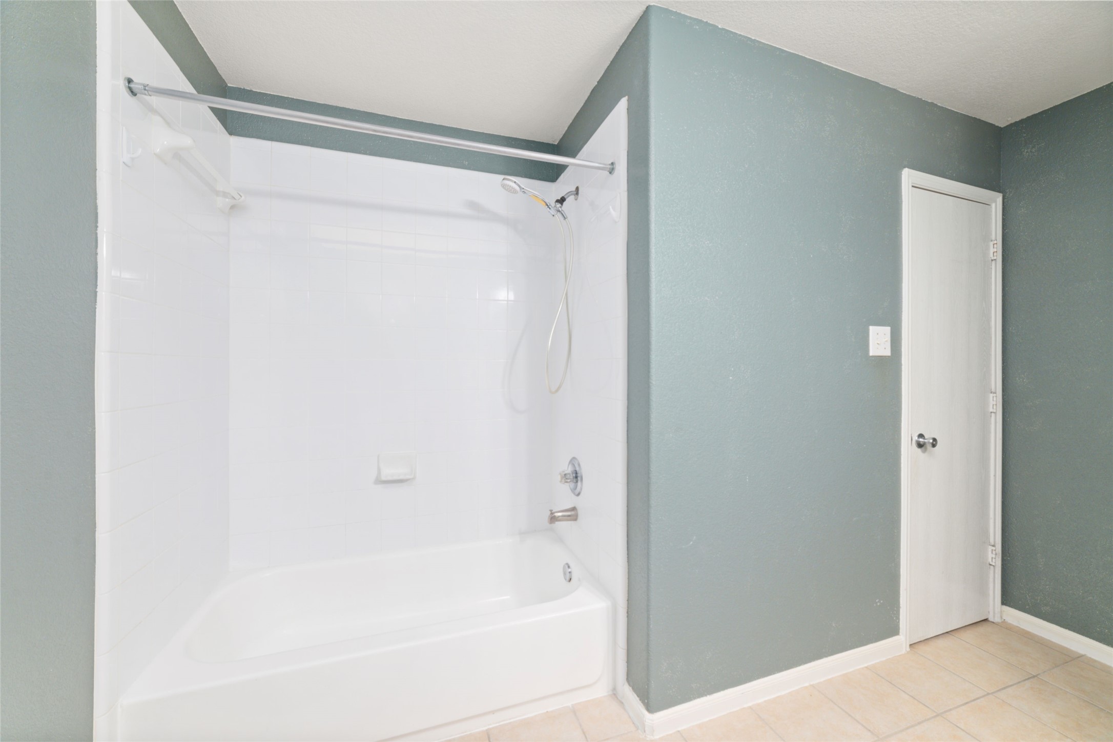 21311 Shadow River Lane Spring, TX 77379 - Photo 37 of 38 a bathroom with a bathtub