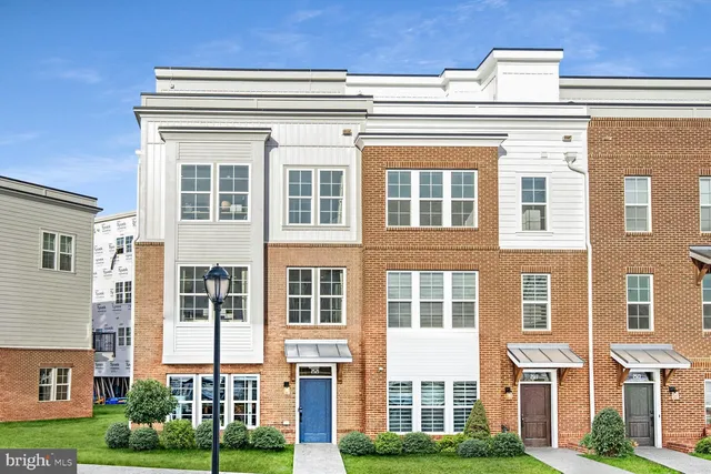 $839,900 | 2521 Farmstead Drive, Unit 205, Rockville, MD 20850