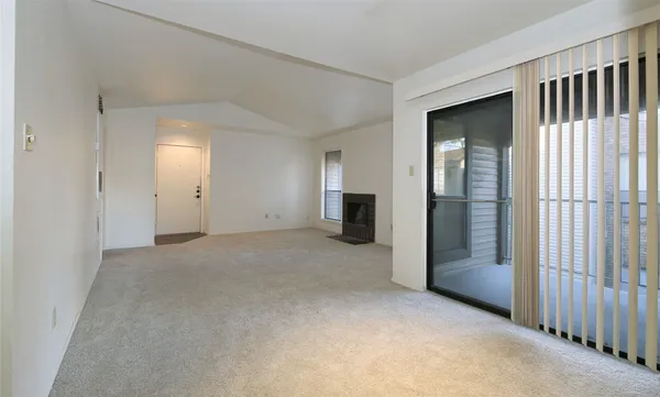 $1,200 | 2025 Augusta Drive, Unit 306, Houston, TX 77057